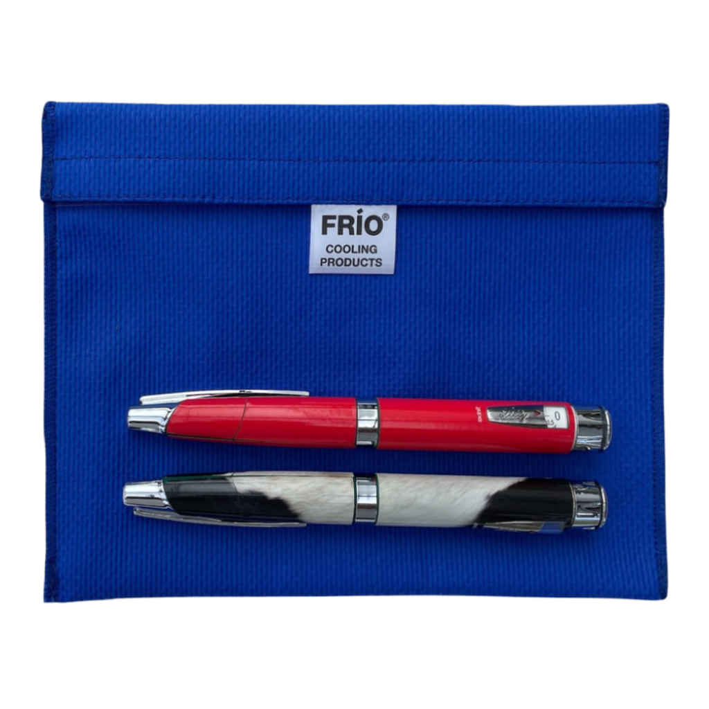 największe etui frio niebieskiem z 2 penami na nim 